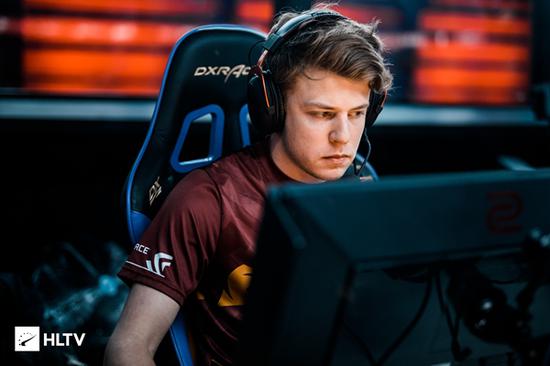 因OMG战队选手进入居家隔离状态，明日OMG对阵FPX的比赛将延期举行